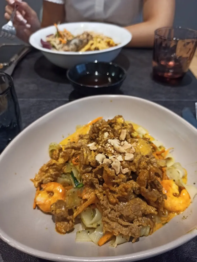 Pâtes Vietnamiennes Au Bœuf Légumes Bio Et Crevettes